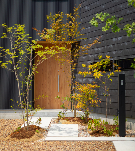 植栽と外壁が映える住宅の外観写真