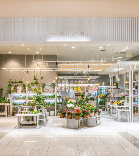 観葉植物が並ぶ明るい店舗内観の写真