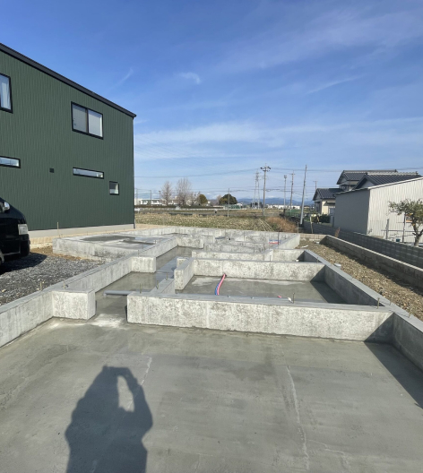 基礎工事が進む屋外現場の全景写真