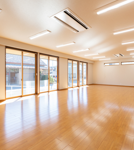 木目フローリングの広い多目的室の写真